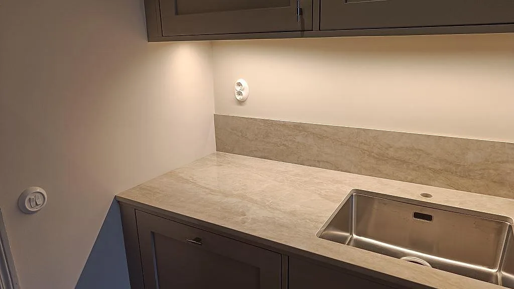 Köksbänkskiva i polerad Dekton Arga med underlimmad rostfri diskho och uppvikt stänkskydd i Göteborg.