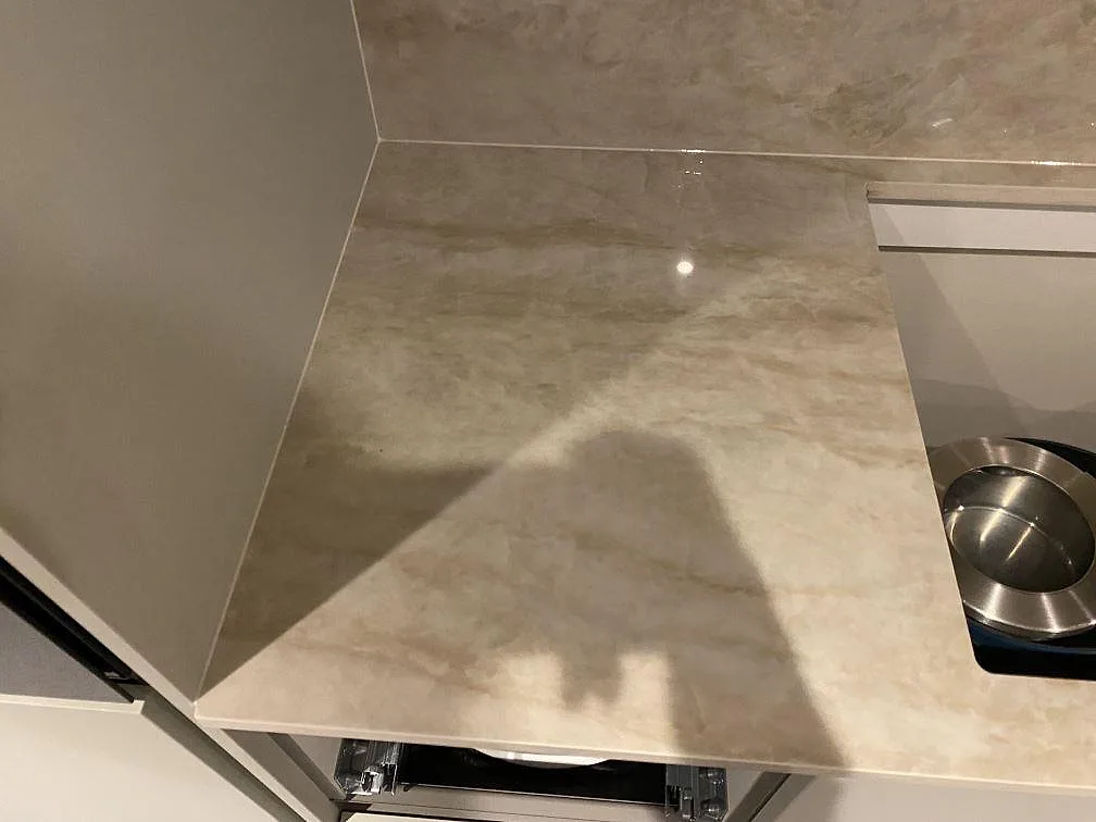 Ovanvy av polerad köksbänkskiva i Dekton Arga med beige gråbrun ådring och hällurtag i Greve.