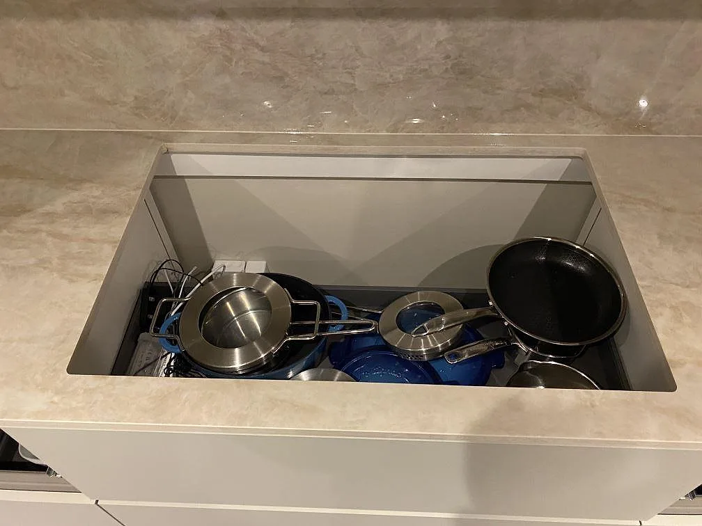 Detalj av rektangulärt hällurtag i polerad Dekton Arga köksbänkskiva med hög väggbeklädnad i Greve.