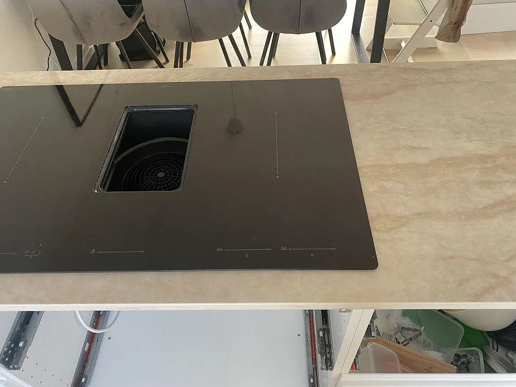 Polerad Dekton Arga köksbänkskiva med svart induktionshäll och synlig keramikådring i Hillerød.