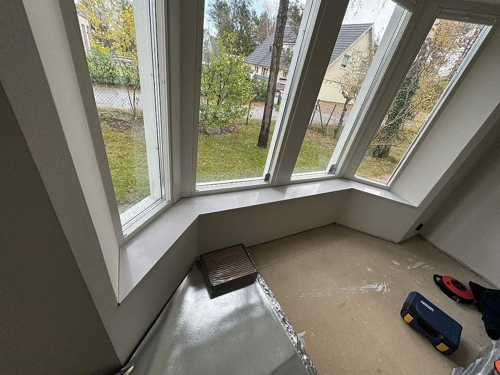 Burspråk med installerade fönsterbänkar i polerad Dekton Arga under flera fönster i Höllviken.