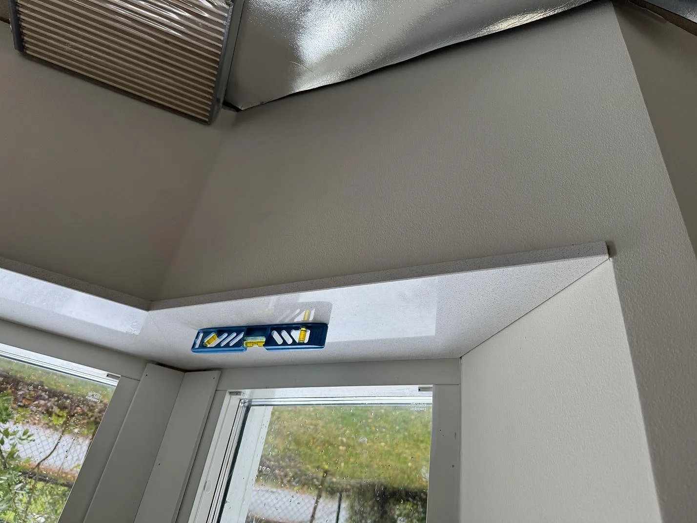 Polerad Dekton Arga som fönsterbänk i hörn med vattenpass och blank yta i Höllviken.