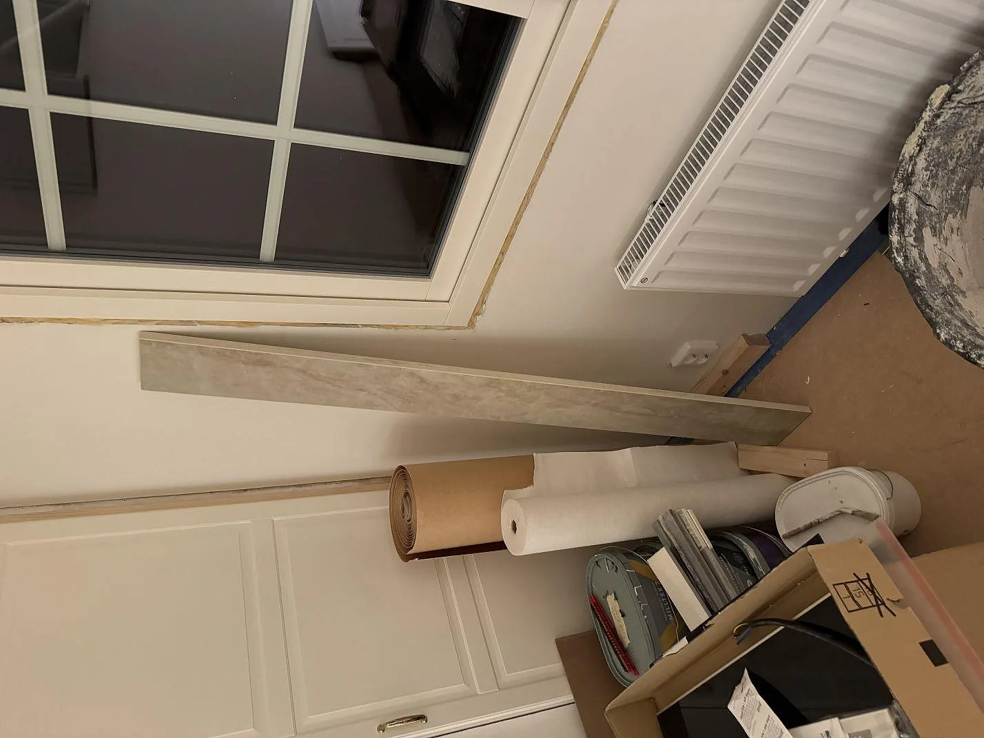 Smal skiva i polerad Dekton Arga keramik under fönster, fotograferad under montering i Höllviken.