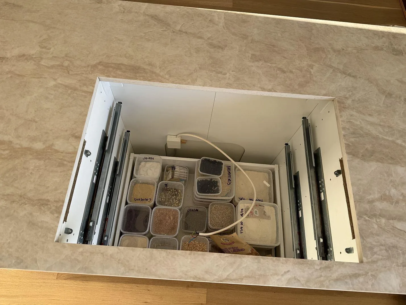 Topbild av rektangulärt urtag i en köksö av polerad Dekton Arga, beige keramik med tydlig stenstruktur i Hørsholm.