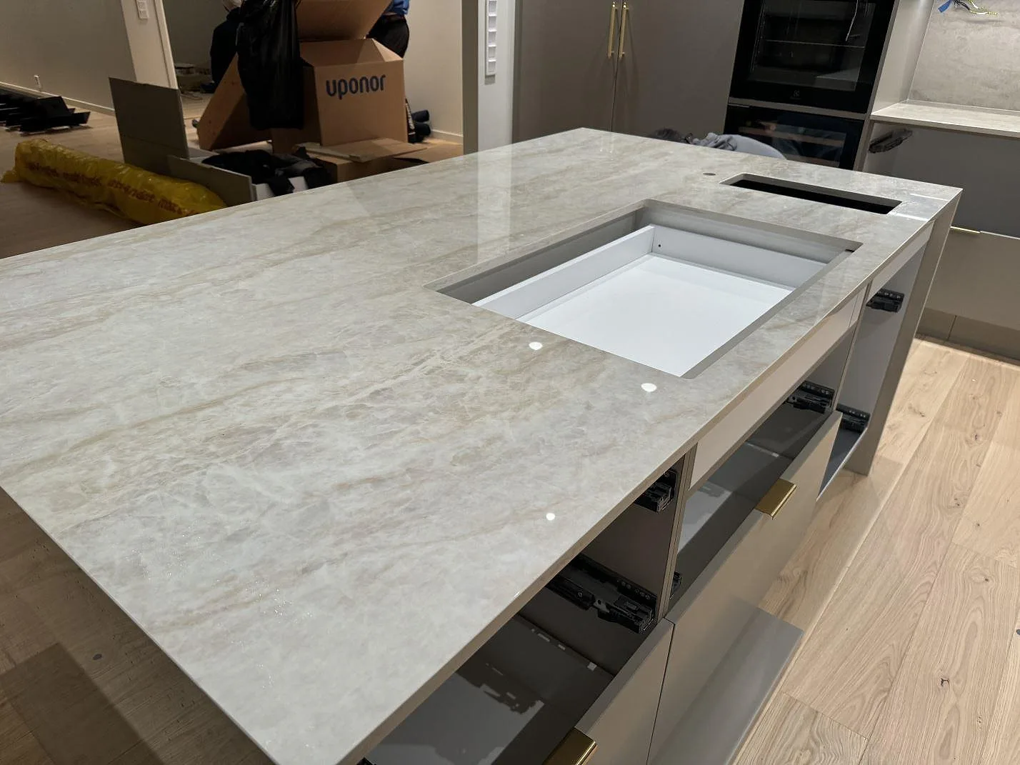 Närbild på polerad Dekton Arga som köksbänkskiva med diskhoöppning och rektangulärt urtag i Hunnebostrand.