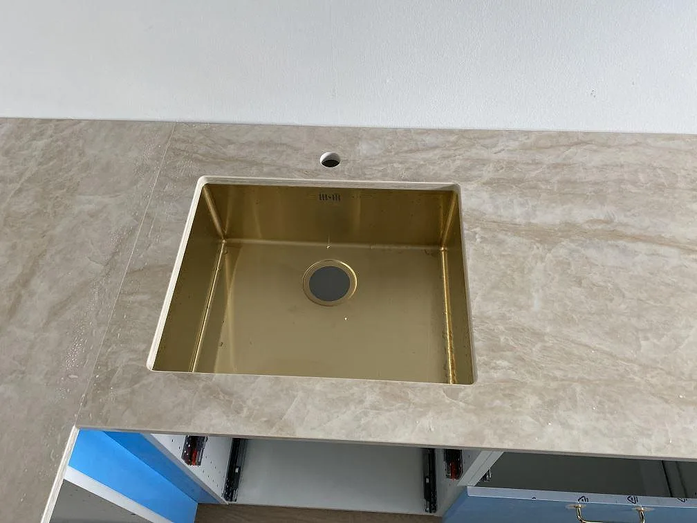 Närbild på diskho i köksbänkskiva av Dekton Arga, 20 mm polerad keramik, med beige ådring i Hvidovre.