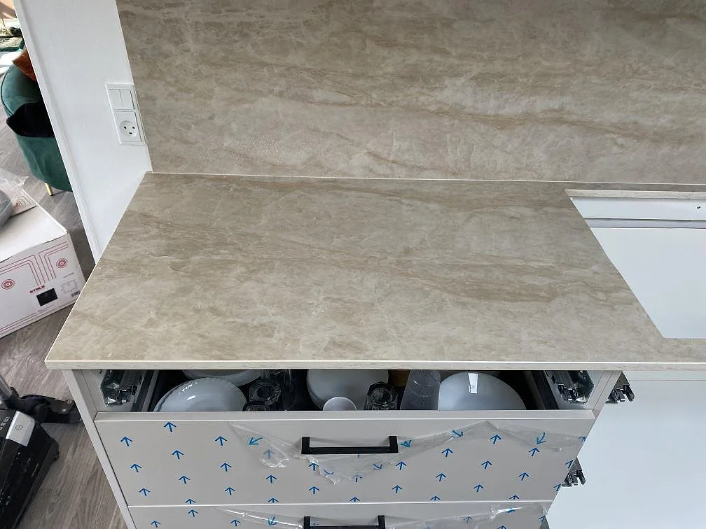 Rak bänkyta i polerad Dekton Arga med 8 mm stänkskydd och skyddsfilm på stommarna i Hvidovre.