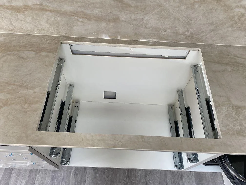 Närbild av polerad Dekton Arga med rektangulär utskärning och matchande stänkskydd i köket i Hvidovre.