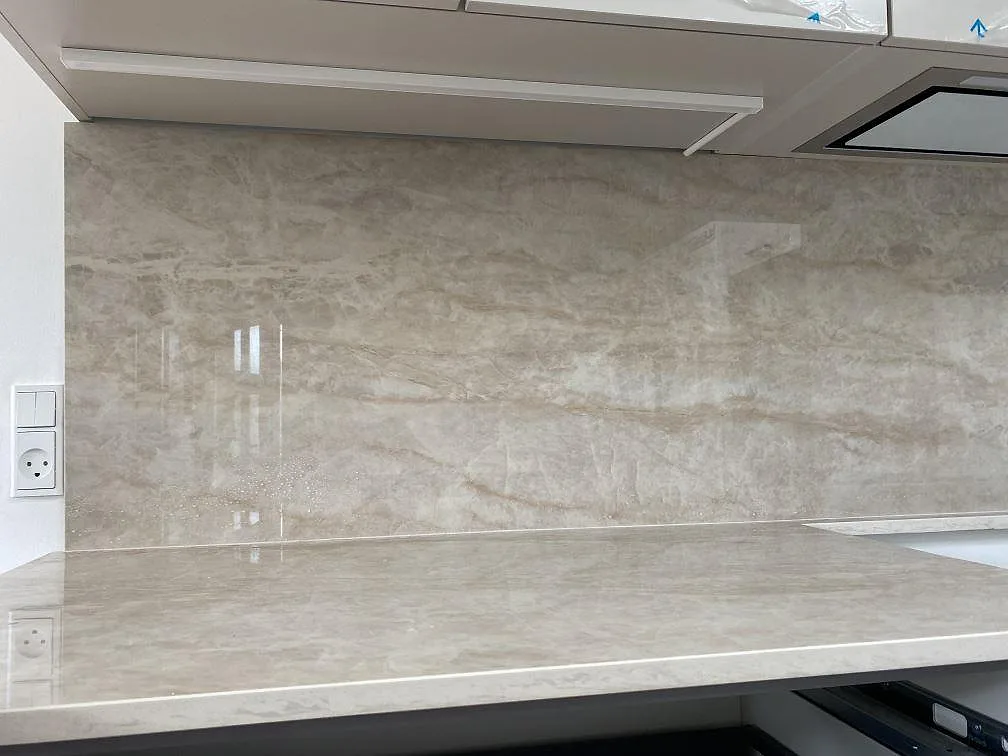 Polerad Dekton Arga som bänkskiva och stänkskydd under överskåp, med blank ådring i Hvidovre.