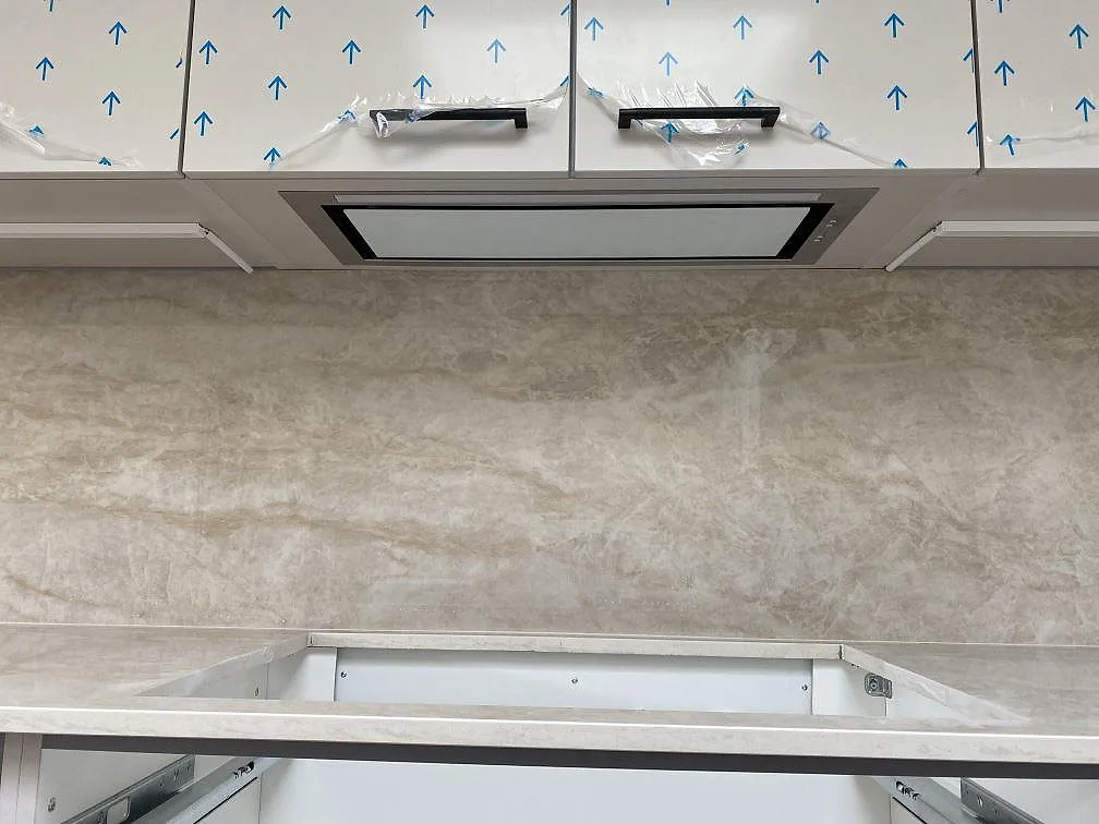 Köksbänkskiva i polerad Dekton Arga med stänkskydd och stor utskärning i bänkraden i Hvidovre.