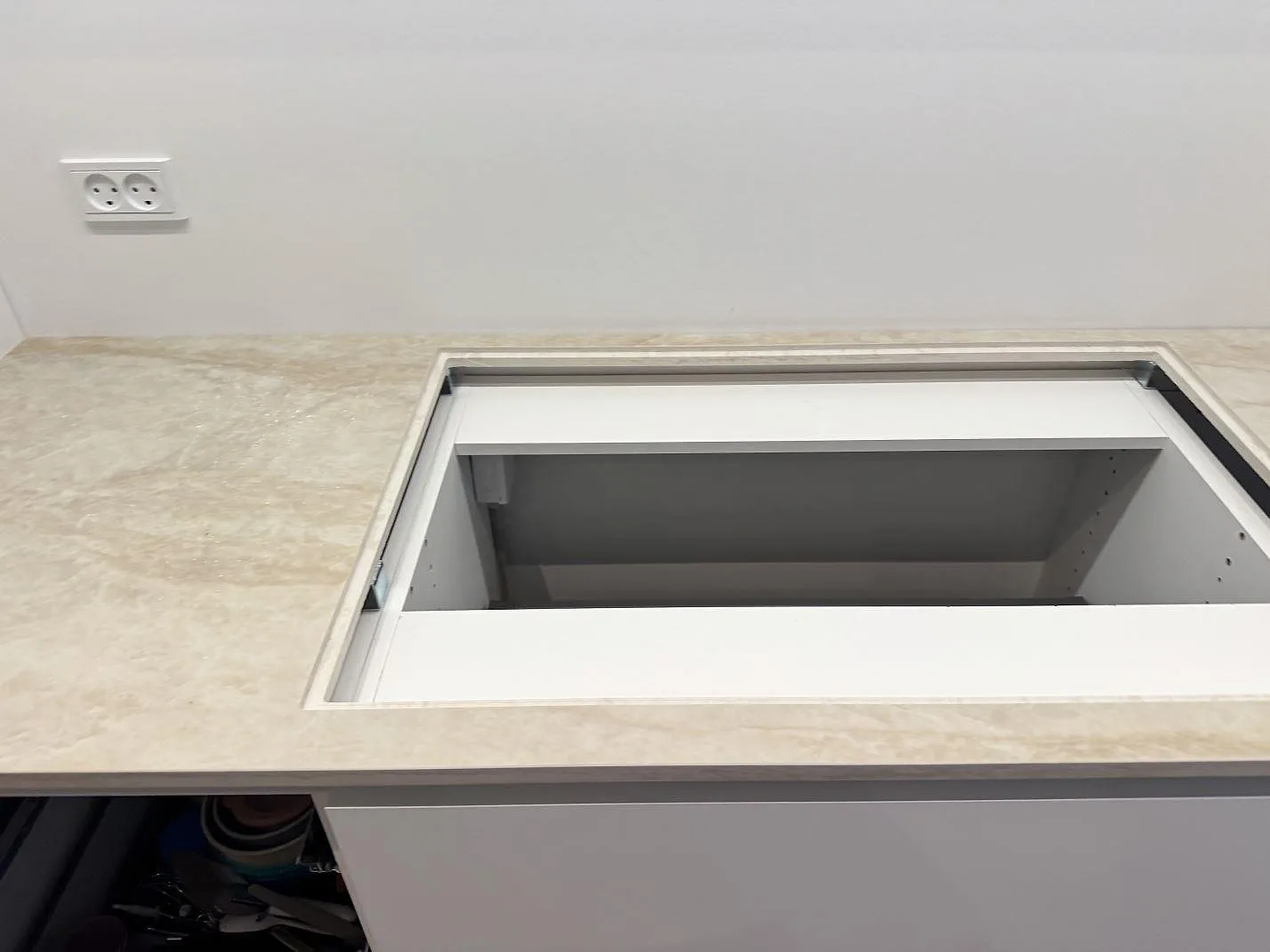 Rak väggbänk i polerad Dekton Arga med stor förberedd hällöppning i ett kök under montering i Hvidovre.
