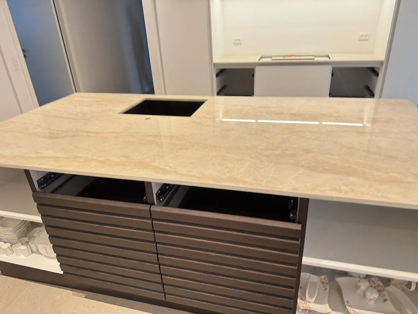 Köksbänkskiva i polerad Dekton Arga på en ö med svart diskho och bakre väggbänk i samma keramik i Hvidovre.