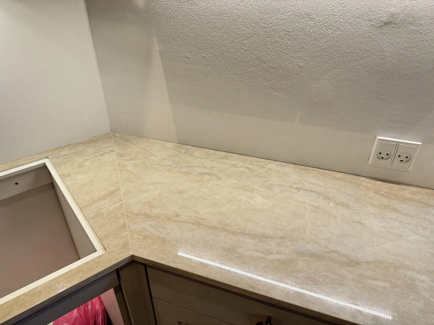 Rak längd av köksbänkskiva i polerad Dekton Arga med förberett urtag för häll och eluttag på väggen i København N.