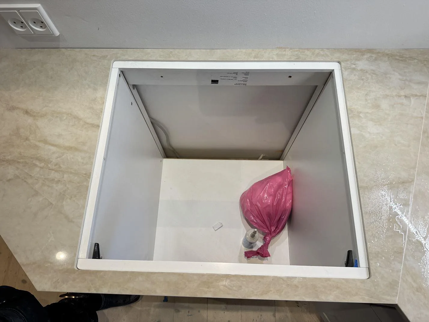 Topdvy över urtag för häll i polerad Dekton Arga med ljus marmorerad keramik och öppna stommar i København N.