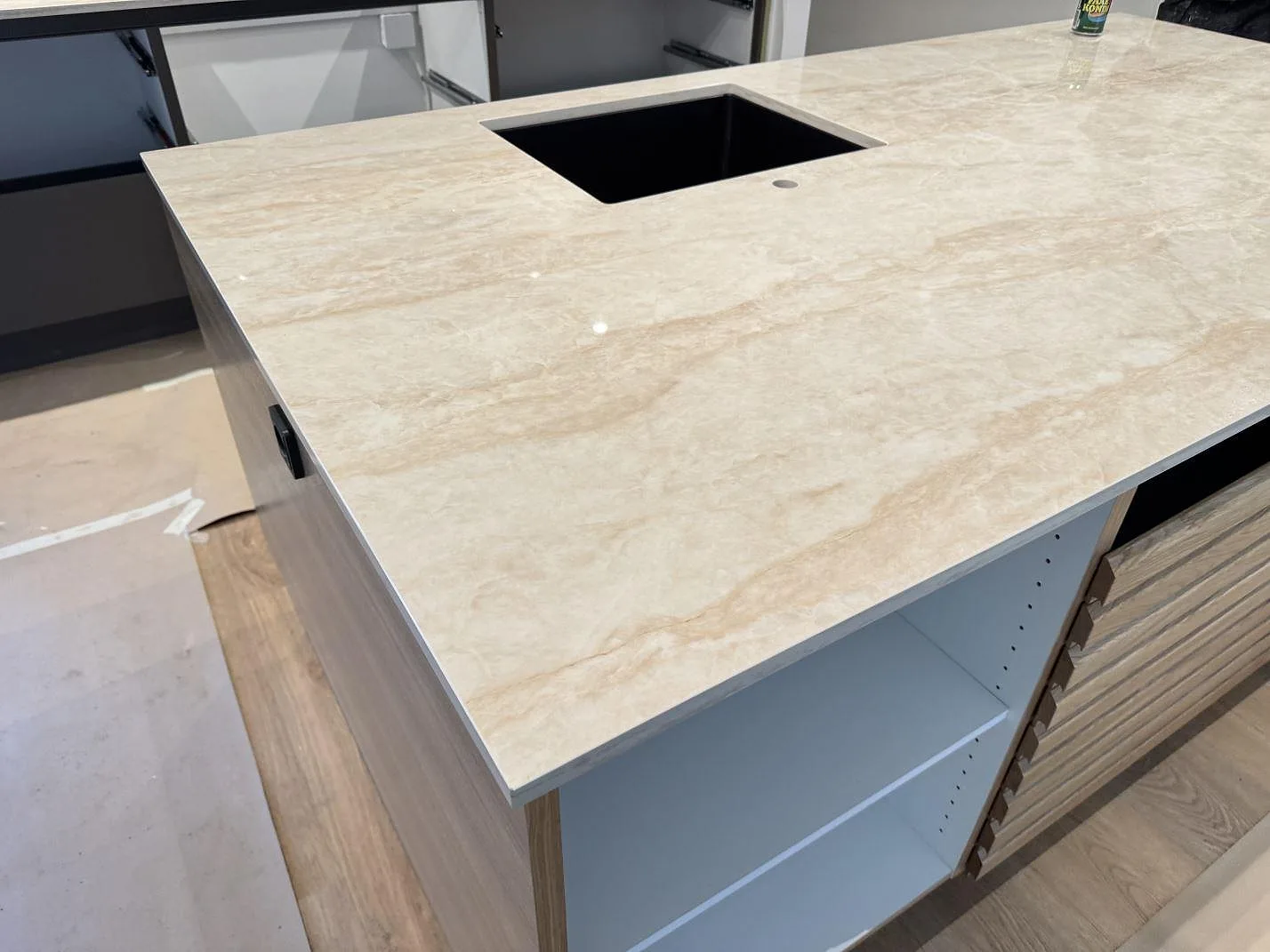 Närbild på köksö i polerad Dekton Arga, 20 mm keramik, med ljust ådermönster och rektangulärt urtag i ett kök i Köpenhamn S.