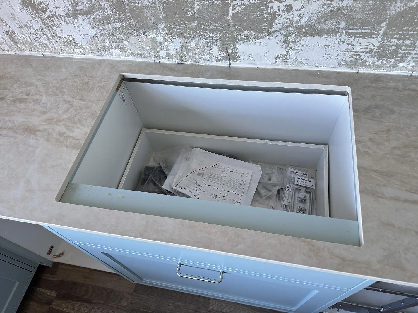 Detalj av polerad Dekton Arga runt ett stort öppet urtag i köksbänkens arbetsyta i Limhamn.