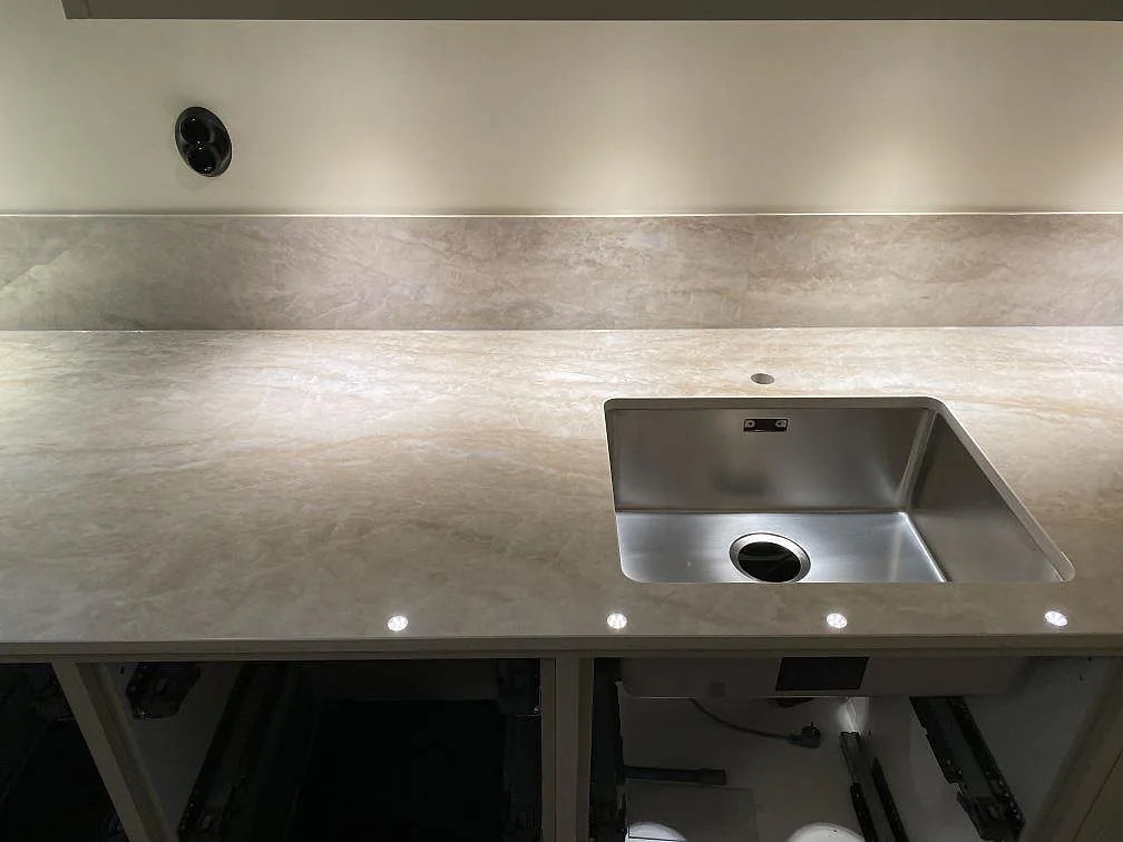 Polerad Dekton Arga köksbänkskiva med rostfri diskho och matchande stänkskydd i ett kök i Malmö.