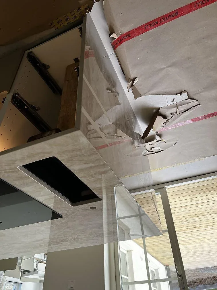 Underlimmad diskho infälld i köksö av polerad Dekton Arga i ett kök i Malmö.