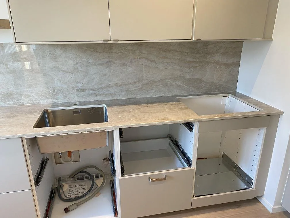 Polerad Dekton Arga som köksbänkskiva med diskho och öppning för häll i Malmö.