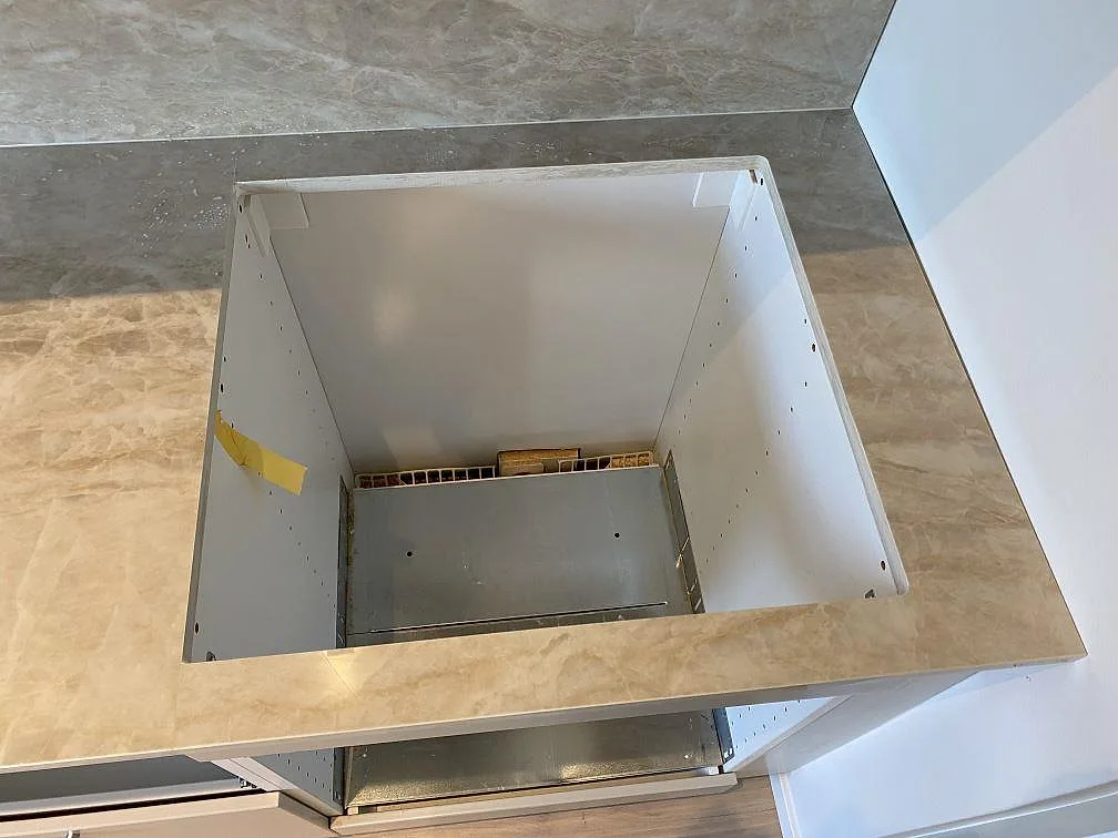 Närbild på hällöppning i köksbänkskiva av polerad Dekton Arga under montering i Malmö.