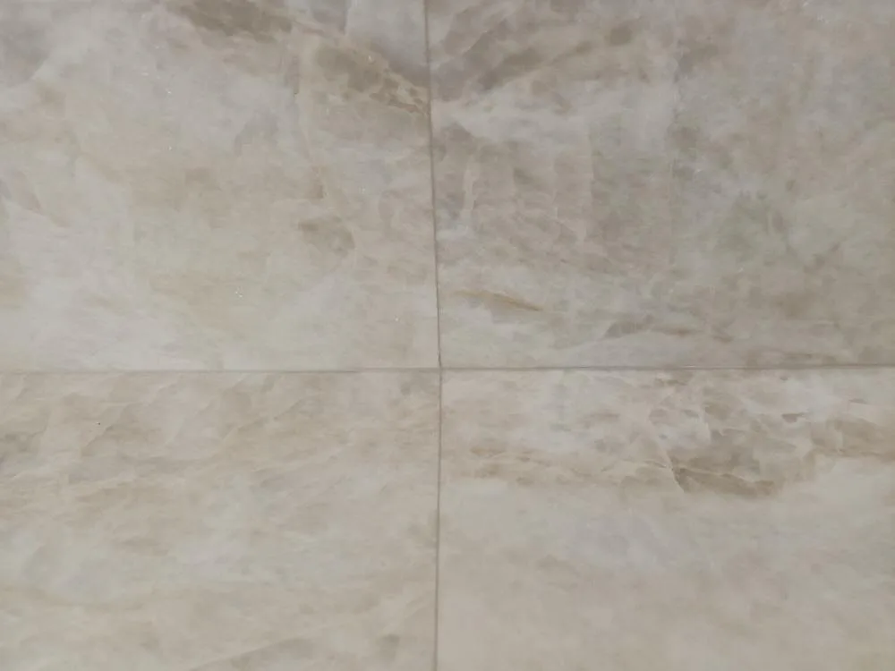 Detaljbild av ådringen i polerad Dekton Arga keramik på väggbeklädnad i Norrtälje.