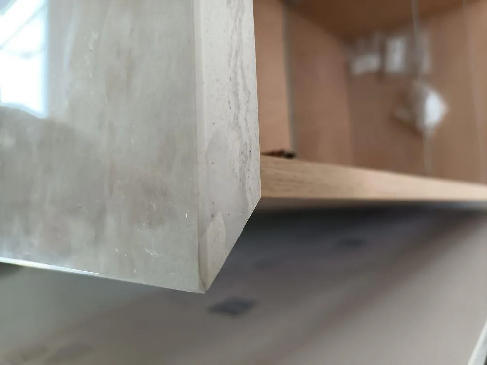 Detalj av polerad Dekton Arga keramik med tjock framkant på installerad köksbänkskiva i Norrtälje.