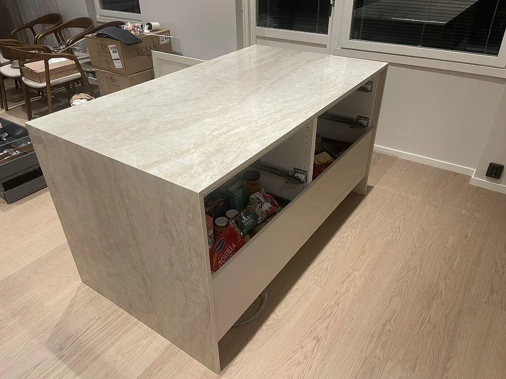 Fristående köksö i ljus Dekton Arga i ett kök i Norsborg, fotograferat under montering.