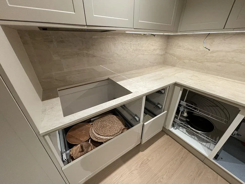 Detalj av Dekton Arga bänkskiva med diskhourtag och utdragslådor i ett kök under montering i Norsborg.
