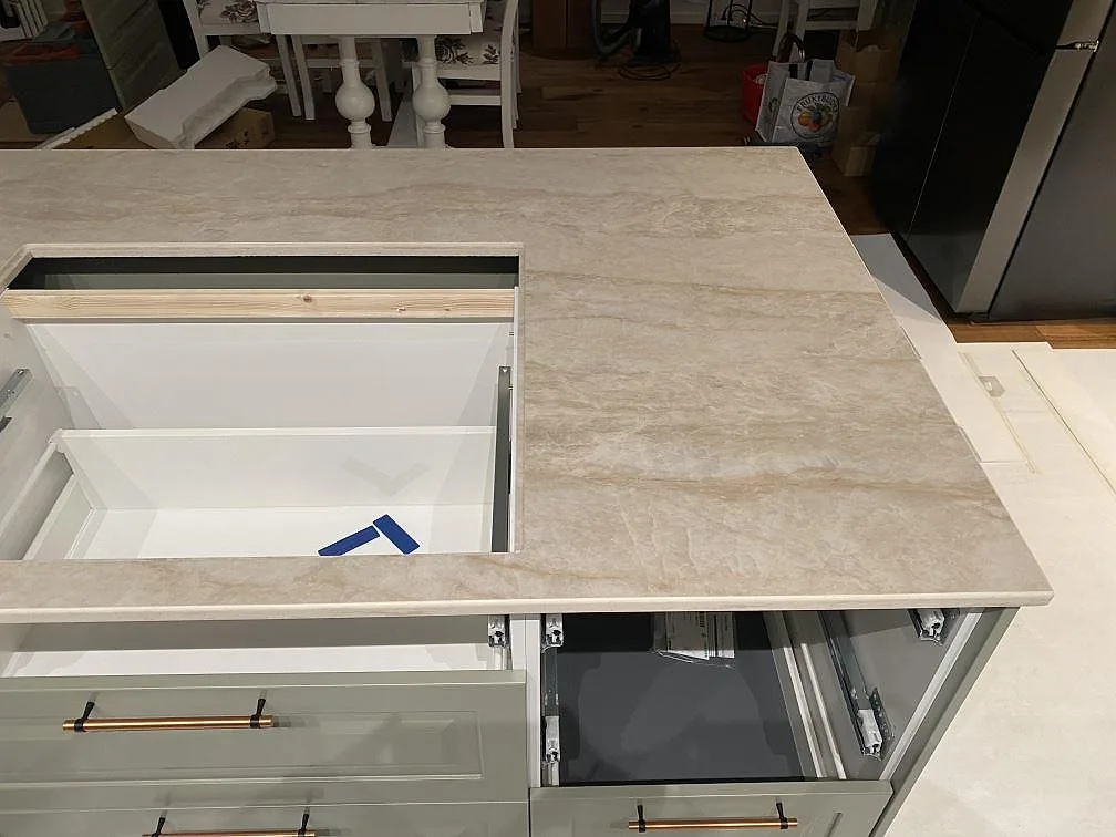 Bänkskiva i Dekton Arga med underlimmad svart kompositdiskho och mjuk ådring i keramiken, kök i Nybro.