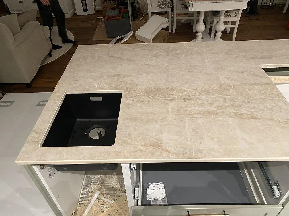 Köksö i Dekton Arga med underlimmad kompositho, vy ovanifrån över den krämbeige keramikytan i ett kök i Nybro.