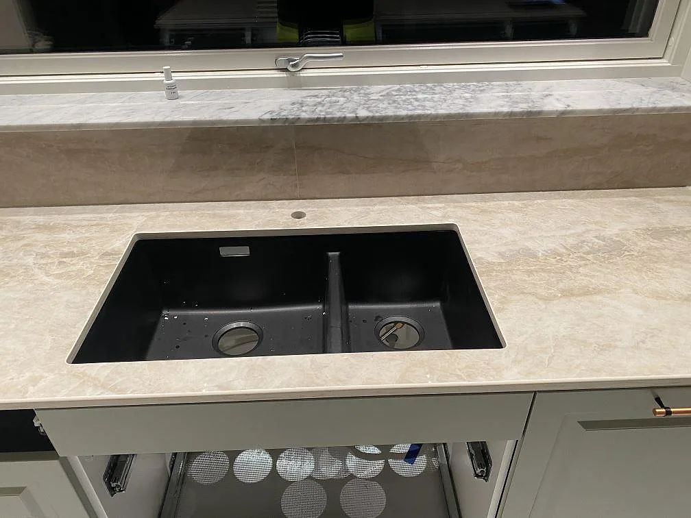 Köksö i Dekton Arga med liten underlimmad enkelho i svart komposit, vy ovanifrån i ett kök i Nybro.