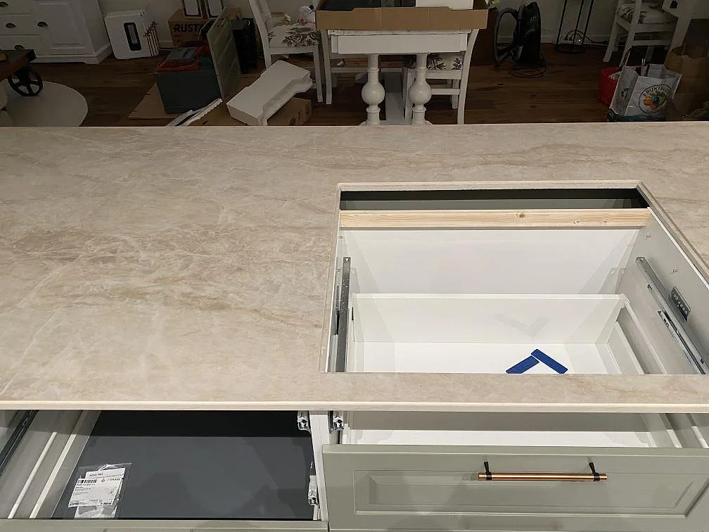 Underlimmad dubbel kompositdiskho i en köksbänkskiva av Dekton Arga, polerad keramik i krämbeige ton, Nybro.