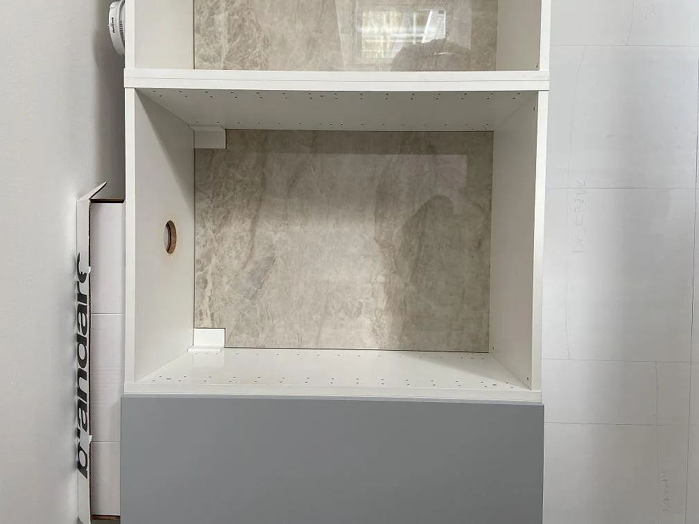 Dekton Arga monterad som stänkskydd i en överskåpsnisch i ett kök i Öjersjö.