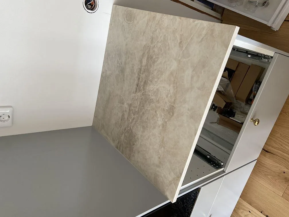 Ljus Dekton Arga som väggbeklädnad i en köksnisch under montering i Öjersjö.