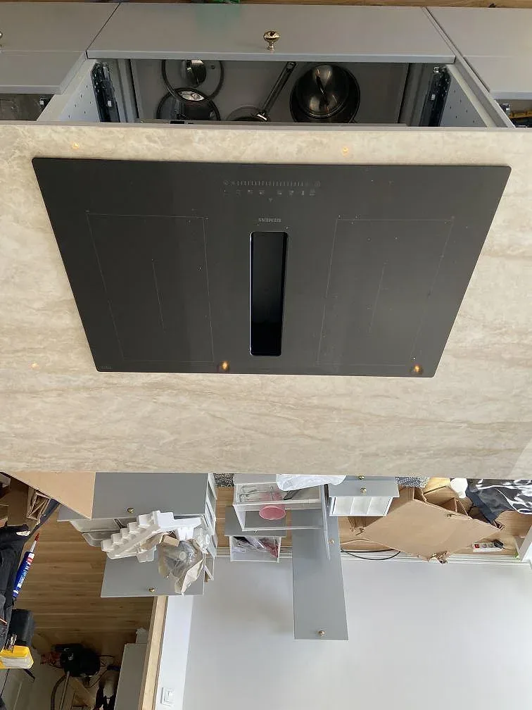 Skiva i Dekton Arga med marmorlik ådring under montering i ett kök i Öjersjö.