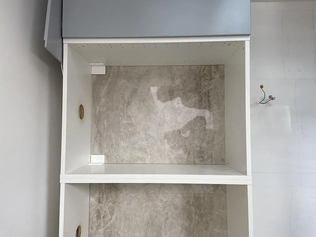 Köksbänkskiva i Dekton Arga, matt, med underlimmad svart kompositdiskho och borrat blandarhål i ett kök i Öjersjö.