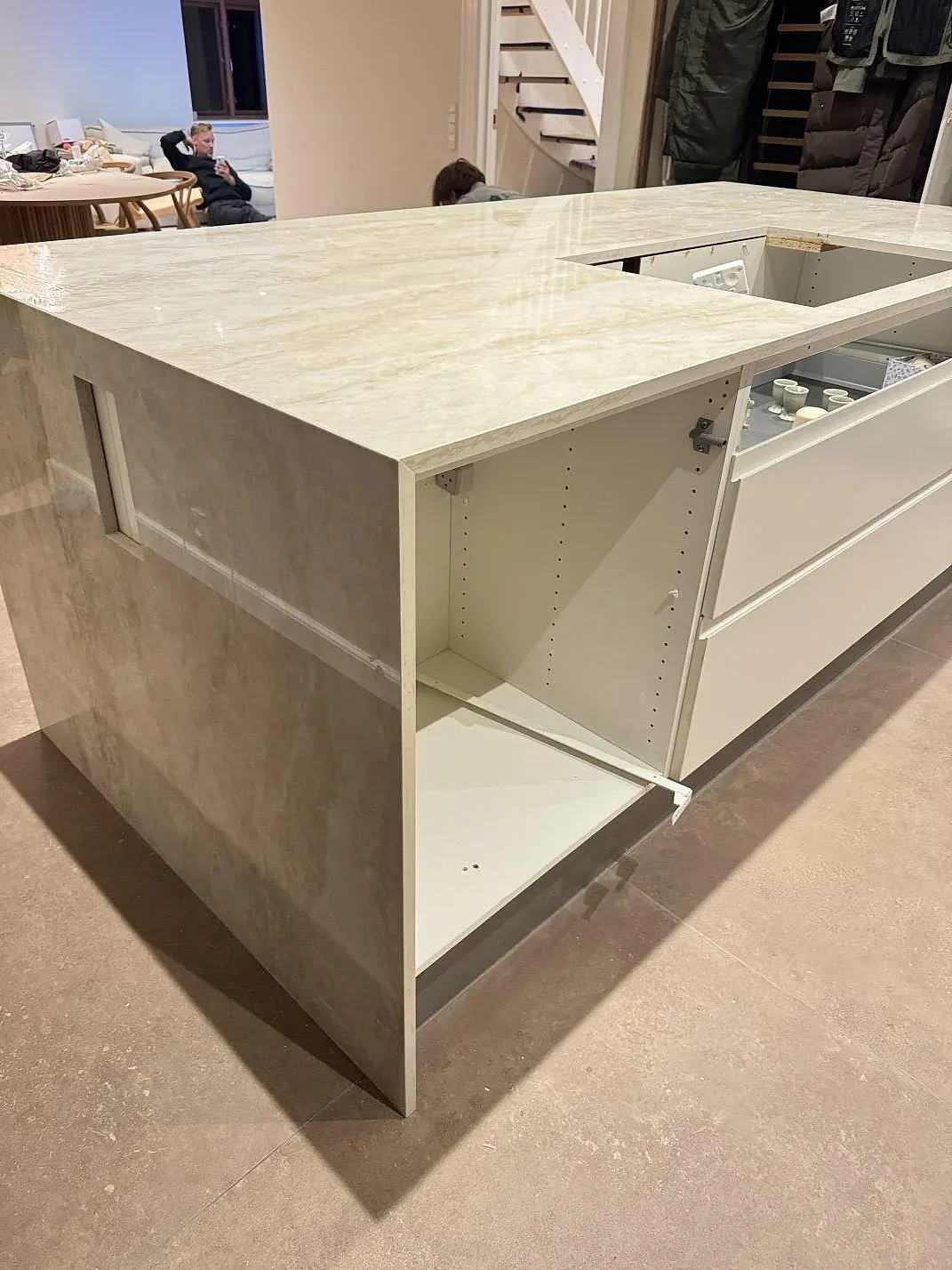 Köksö i polerad keramisk Dekton Arga med blank yta, sidopanel och öppna köksstommar i Roskilde.