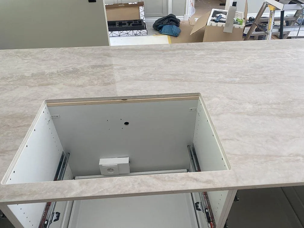 Utskärning i polerad Dekton Arga för gashäll, monterad som köksbänkskiva över vita stommar i Uddevalla.