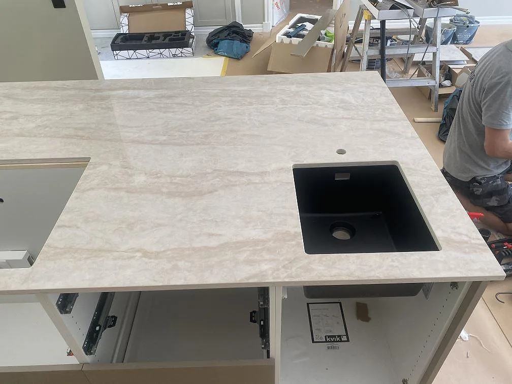 Köksbänkskiva i Dekton Arga, polerad keramik, med svart underlimmad diskho och hällöppning i Uddevalla.