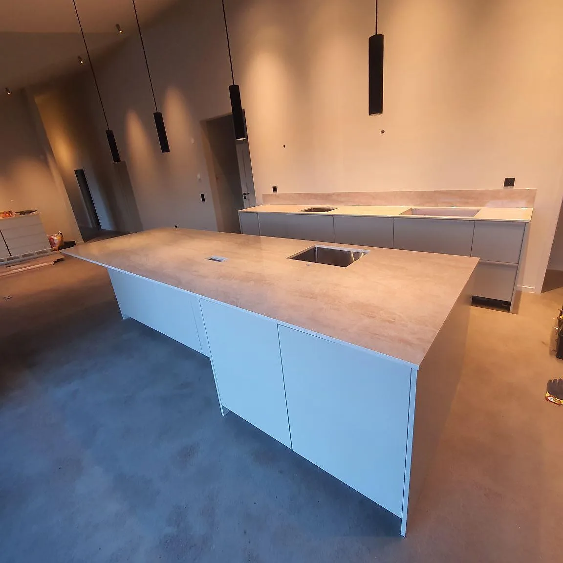 Köksbänkskiva i polerad Dekton Arga keramik med stor köksö, väggbänk och hällurtag i Uppsala.