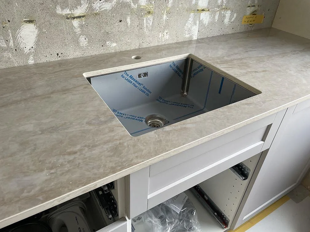 Polerad Dekton Arga bänkskiva i keramik med underlimmad rostfri diskho i ett kök i Västra Frölunda.