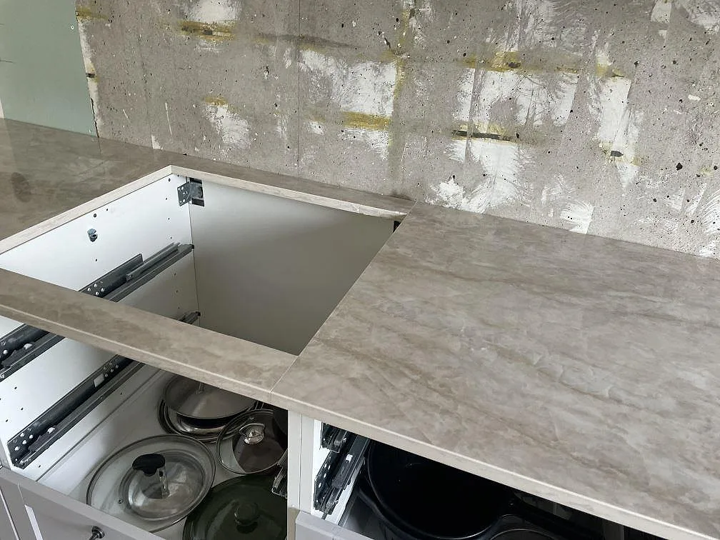 Närbild på hällutskärning i polerad Dekton Arga keramik med gråbeige ådring i Västra Frölunda.