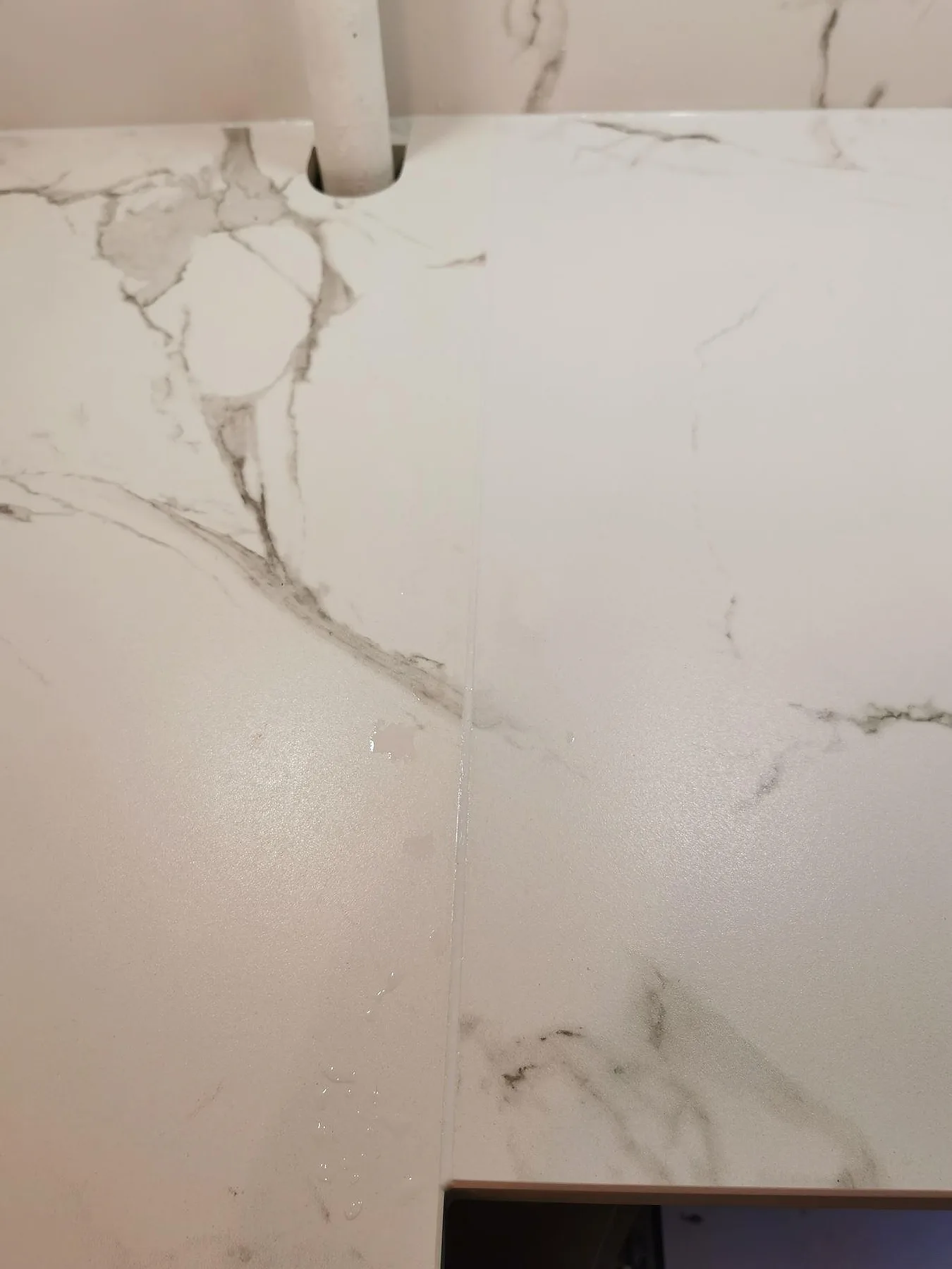 Närbild på den matta ytan och ådringen i Dekton Aura 15 köksbänkskiva i ett kök i Frederiksberg C.