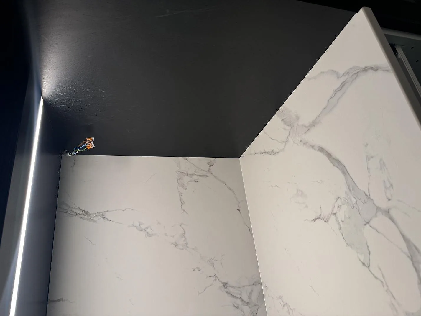 Ovansida av matt keramikskiva i Dekton Aura 22 med grå ådring och väggbeklädnad i Malmö.