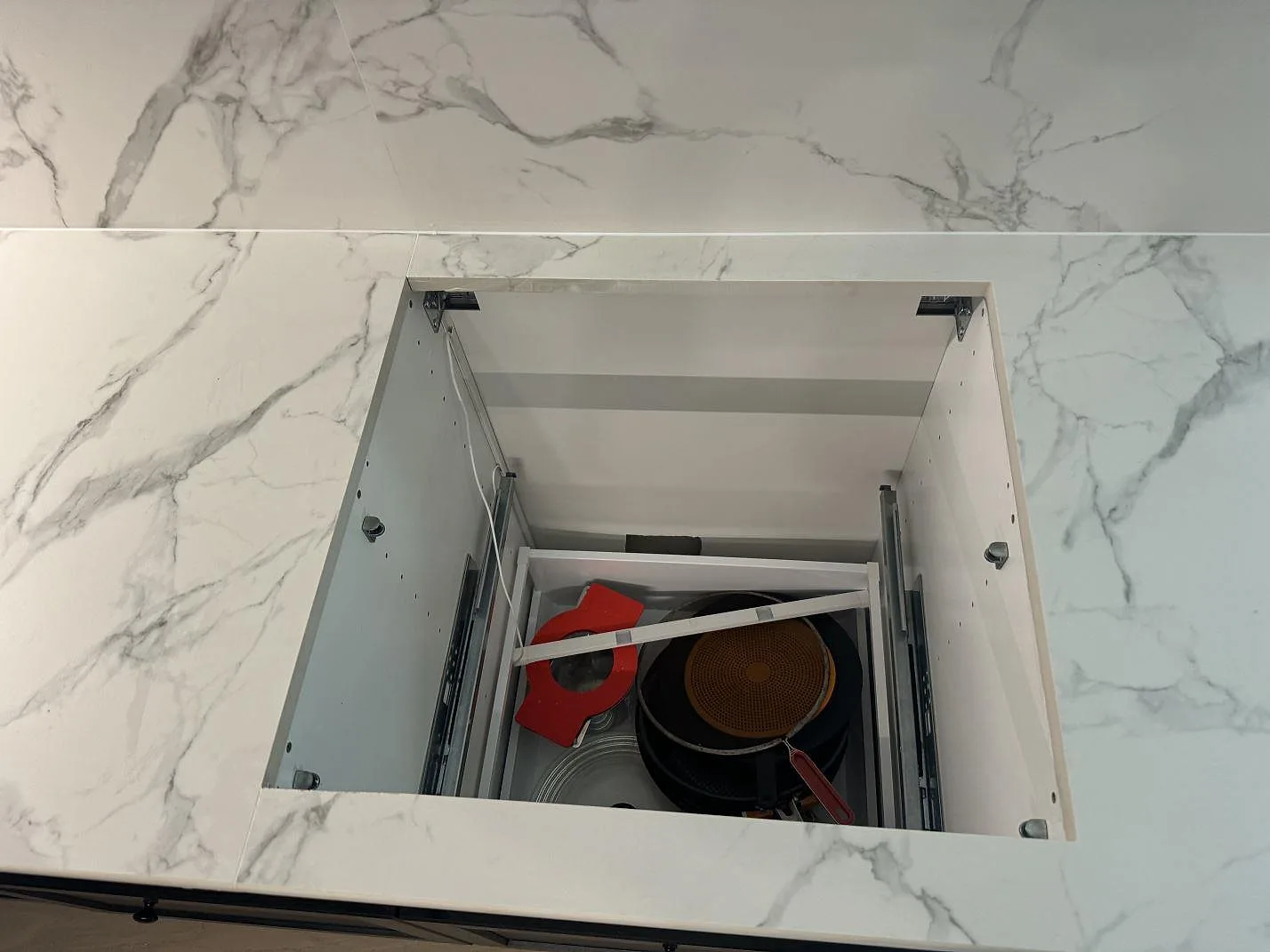 Monterad köksbänkskiva i matt Dekton Aura 22 runt en öppen köksstomme i ett kök i Malmö.