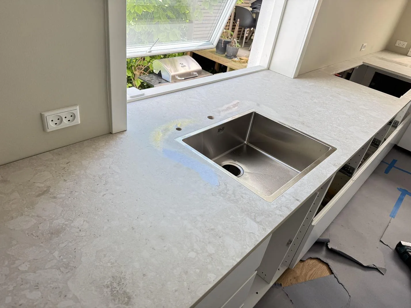Närbild på matt Dekton Ava som köksbänkskiva med synlig diskhozon och ljus stenstruktur i Hvidovre.