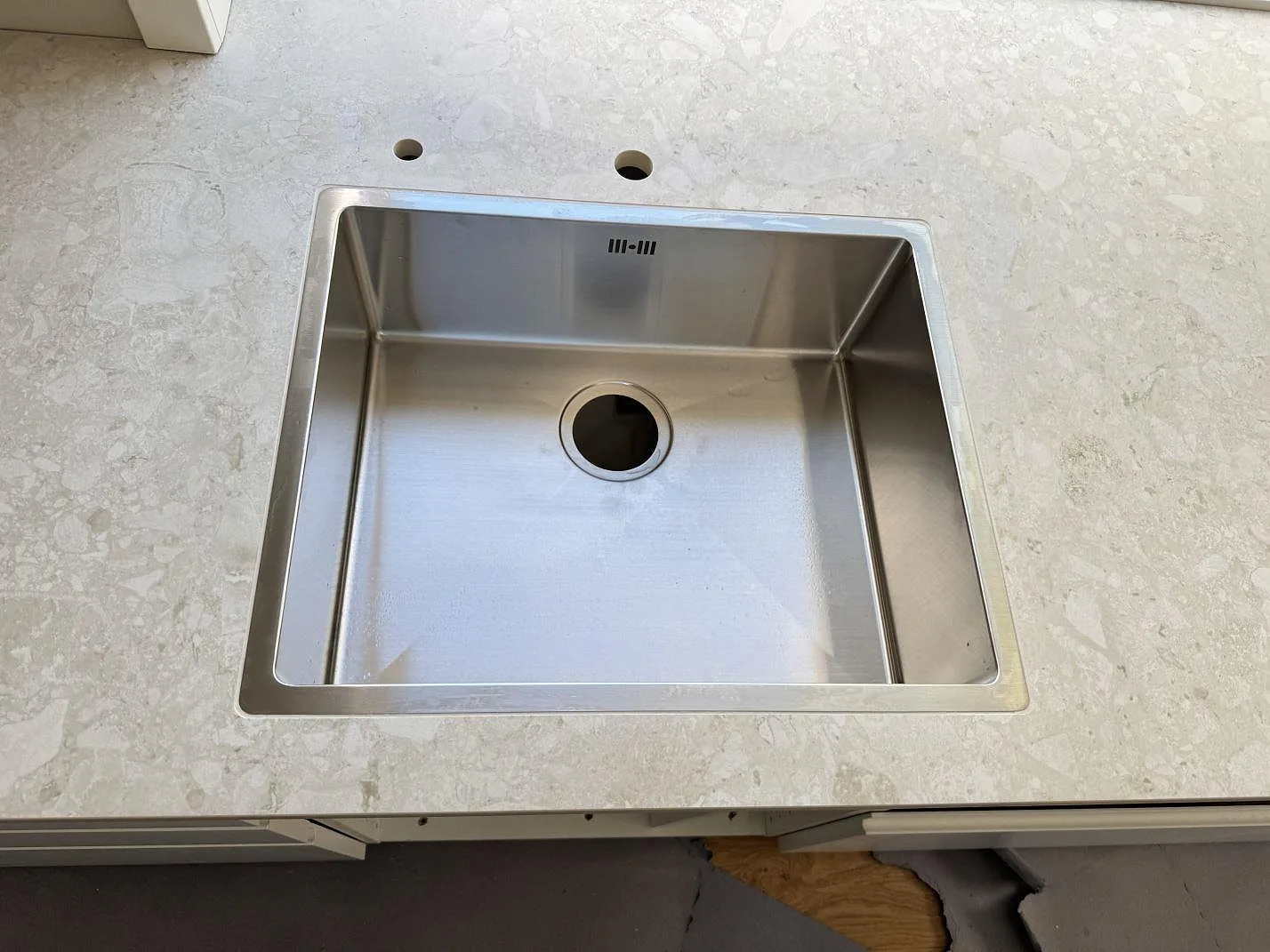 Detalj av diskho och blandarhål i en matt Dekton Ava köksbänkskiva i Hvidovre.