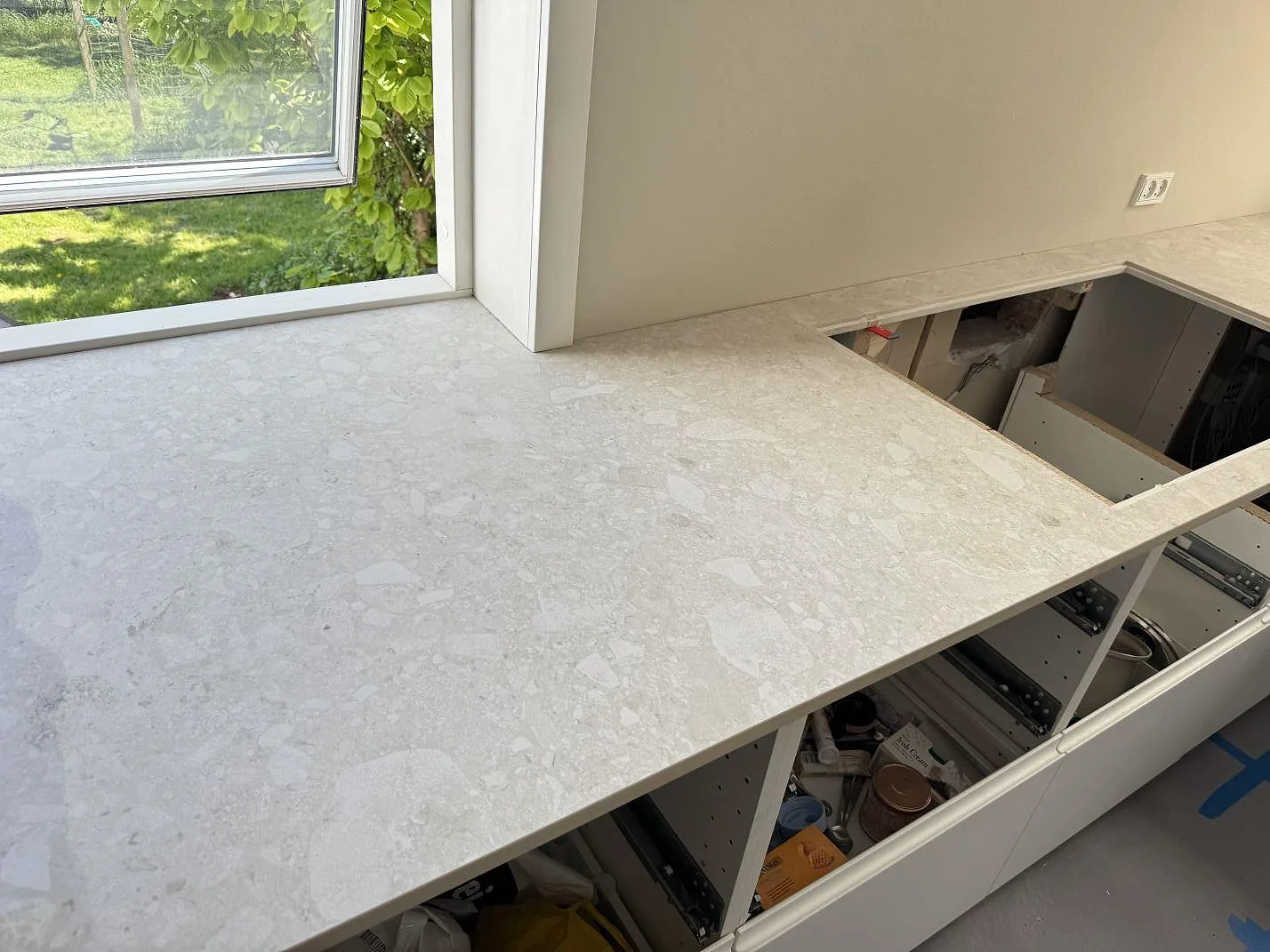 Ljus matt Dekton Ava köksbänkskiva med öppet urtag och synlig stenstruktur på köksstommar i Hvidovre.