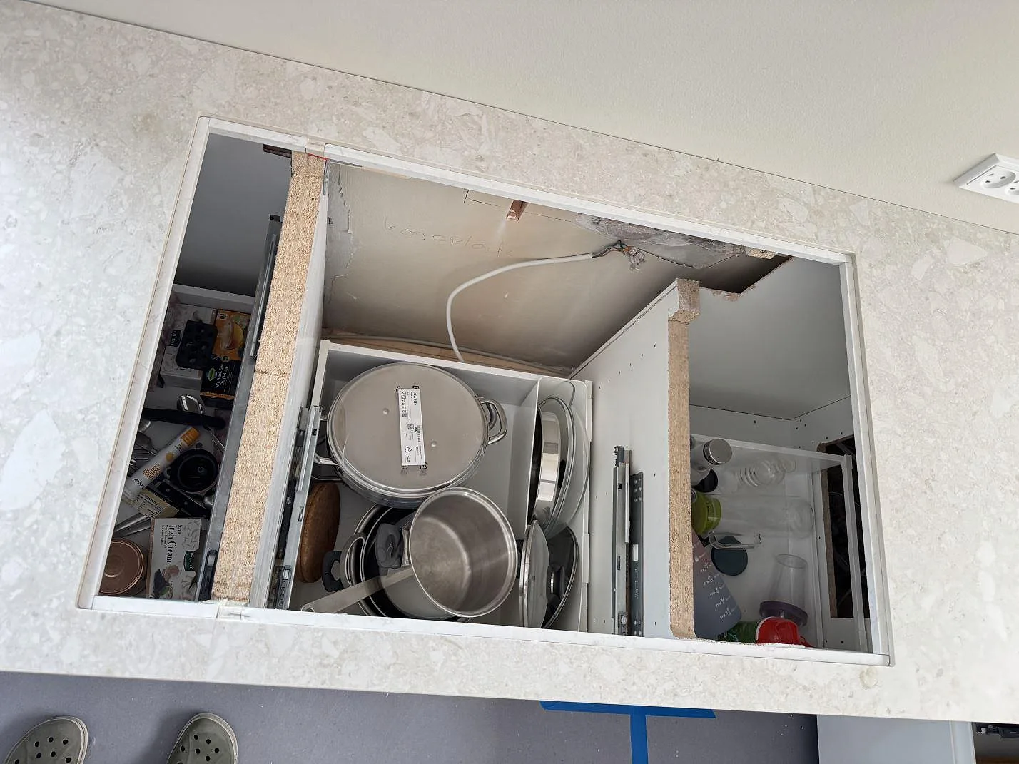 Närbild av rektangulärt urtag i matt Dekton Ava-bänkskiva med ljus keramikyta i ett kök i Hvidovre.