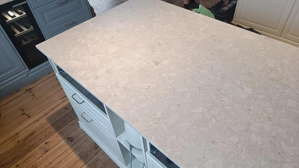 Detalj av köksö i matt Dekton Ava, keramik, där stenens ljusa mönster syns tydligt i Nässjö.